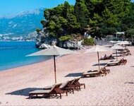 Free sun umbrellas on the beach and sunbeds in Bulgaria